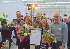 De Theelers zijn verguld met de eer, met rechts Willem Kemmers van Greenport West-Holland